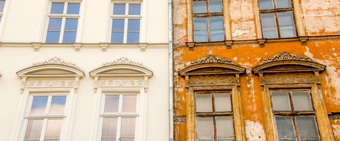 Gegenüberstellung einer modernisierten  und alten Fassade 